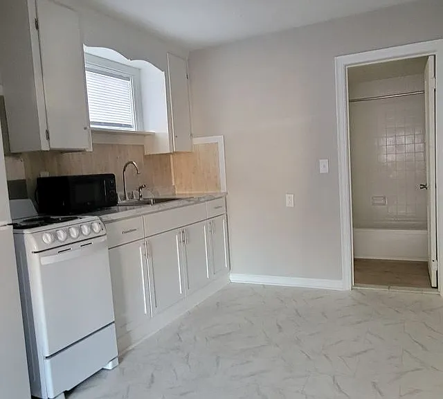 135 Byron St — Photo 9