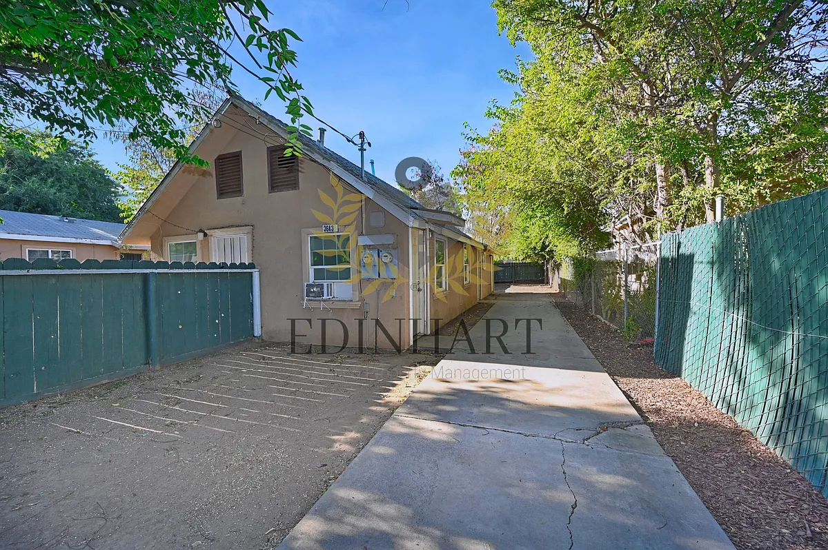 Photo 1 of 11 - 3643 E Dwight Way - Fresno, CA Primary Photo - 3643 E Dwight Way