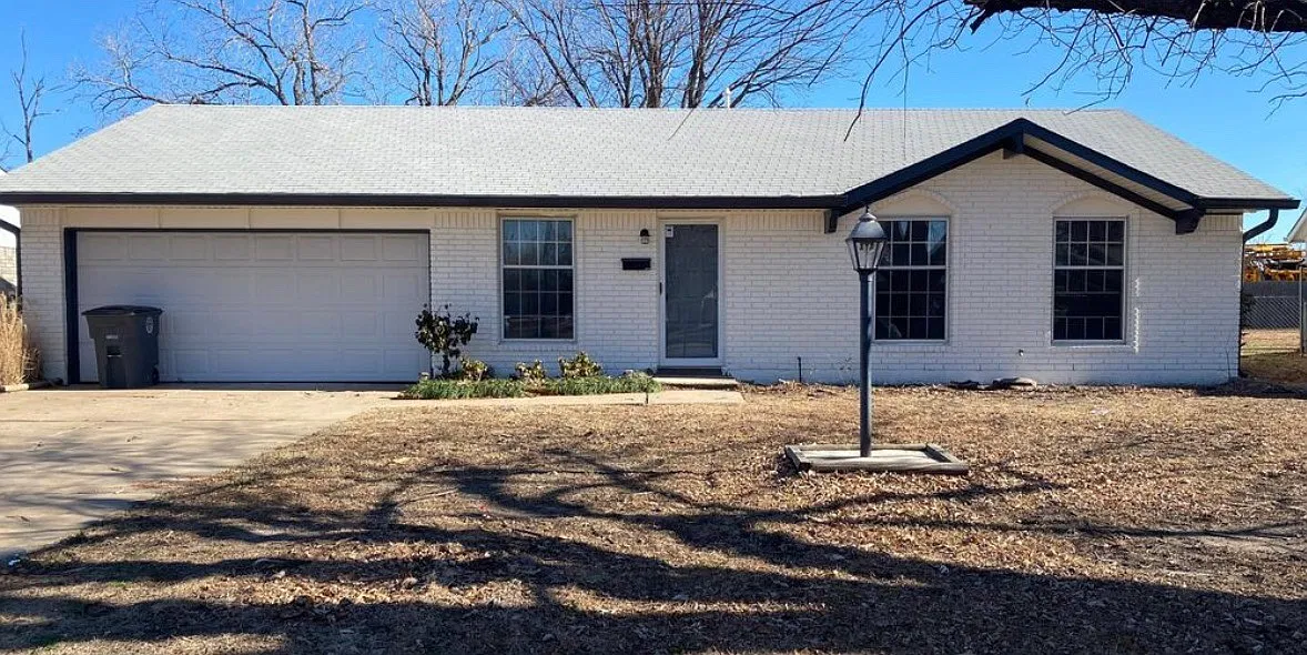3 bed, 1.5 bath, 1148 sqft, $1,525 — Photo 1