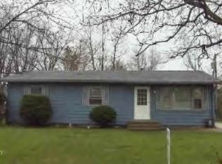 2 E Circle Dr, Saint Anne, IL 60964
