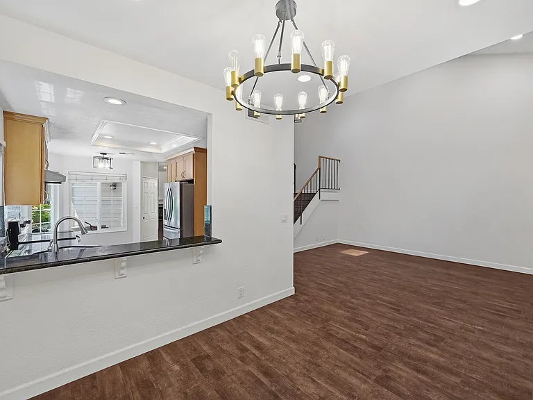 1286 Crestpoint Dr — Photo 3