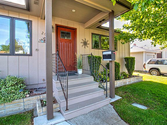 3rd image of 2002 Everest Ave