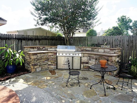 3rd image of 3610 Pine Tree Dr