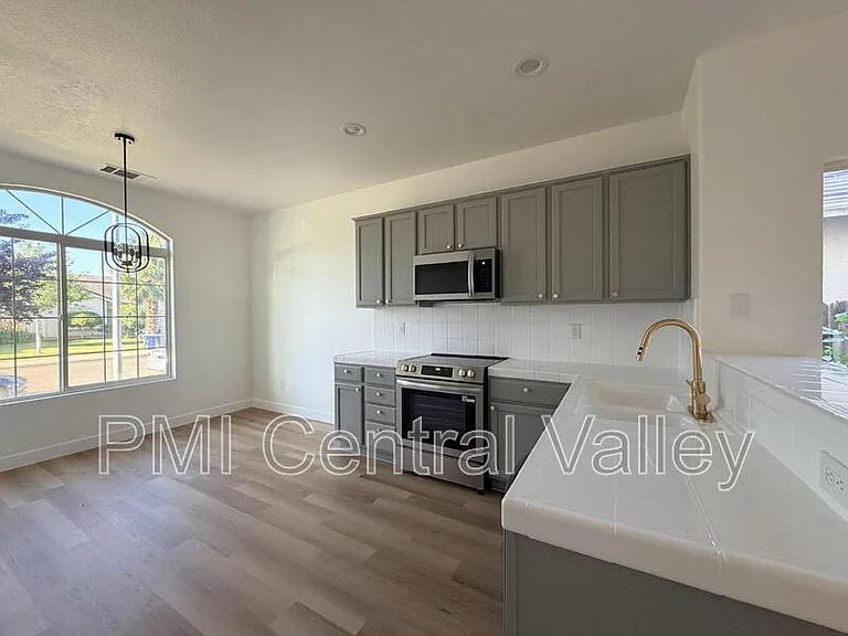 2210 Birchwood Ct — Photo 9