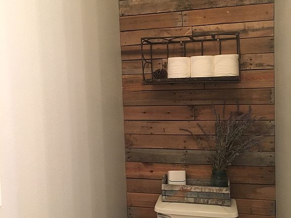pallet hallway 1/2 bath 