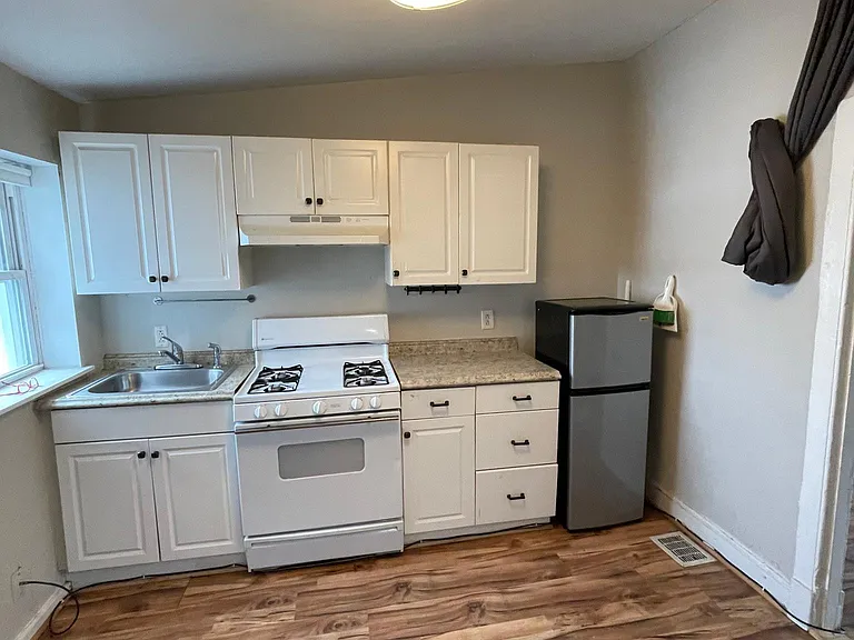 Kitchen
Accommodates small table and chairs