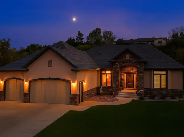 1409 Golden Valley Ln, Minot, ND 58703