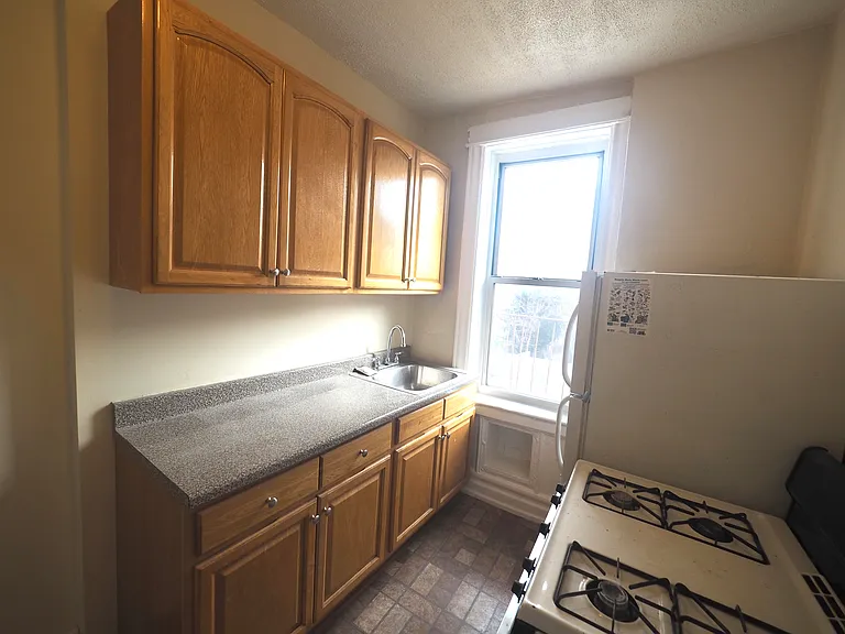 25-21 23rd St #2L — Photo 2