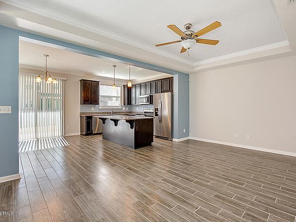 5th image of 392 Richmond Dr