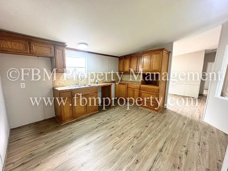 402 E College Ave — Photo 5