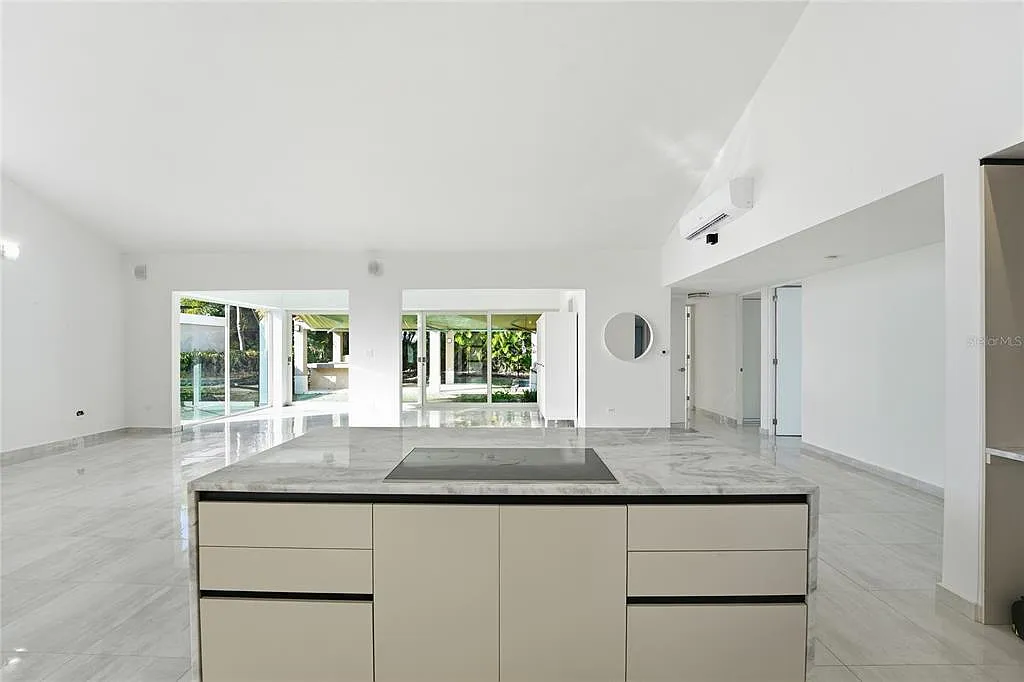 4 bed, 3.5 bath, 2800 sqft, $10,000 — Photo 2