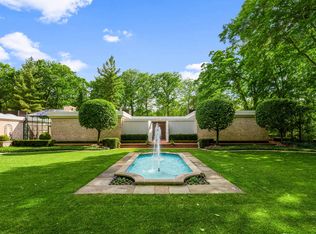 240 Shore Acres Cir, Lake Bluff, IL 60044