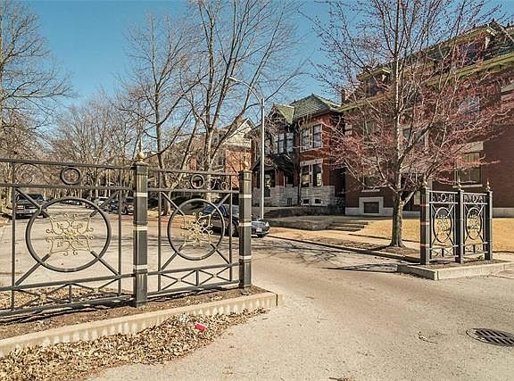 3rd image of 3552 Halliday Ave