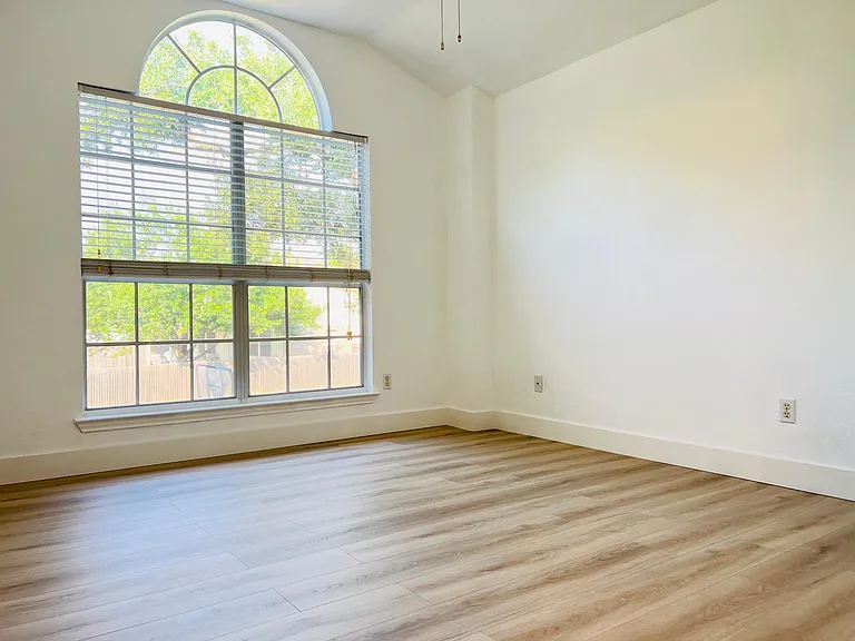 8021 Luling Ln — Photo 27