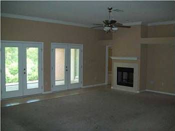 3rd image of 915 Bucyrus Ln