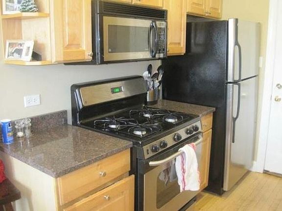 2nd image of 611 1/2 W Arlington Pl APT 1S