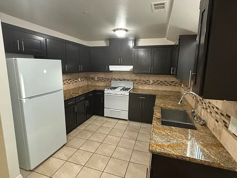 942 E 88th Pl — Photo 8
