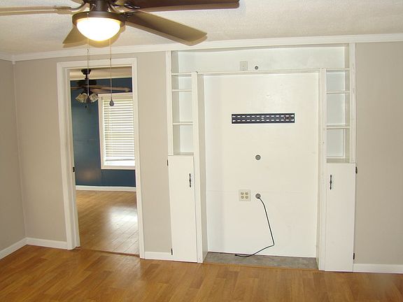 4th image of 807 Memorial Dr