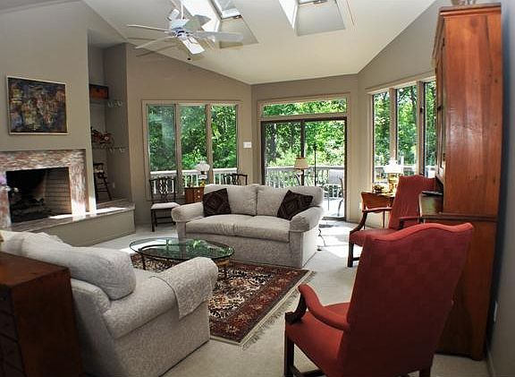 Bright & Spacious Living Room/Great Room