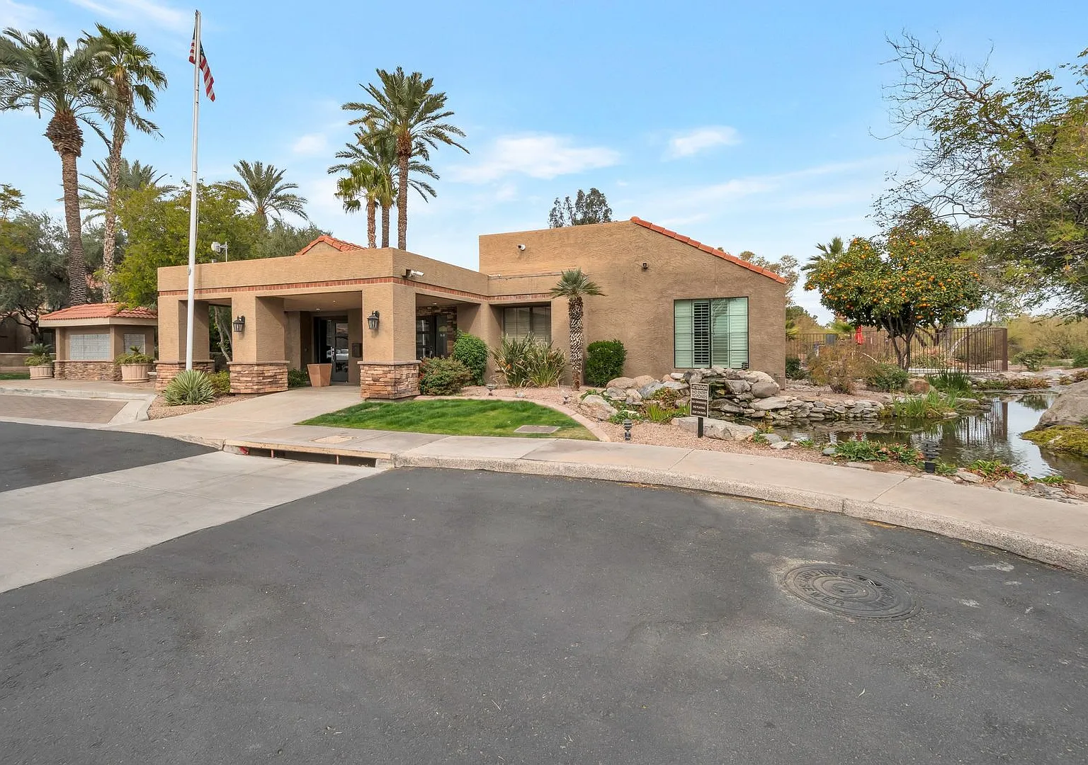 Stunning 2-bedroom, 2-bathroom house located in the desirable area of Scottsdale, AZ. — Photo 2