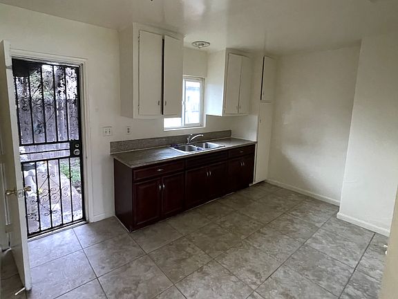 3rd image of 457 Pear St
