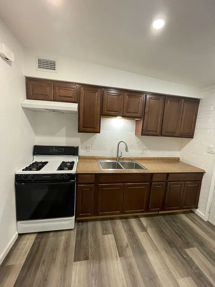 2 bed, 1.0 bath, 700 sqft, $1,115 — Photo 1