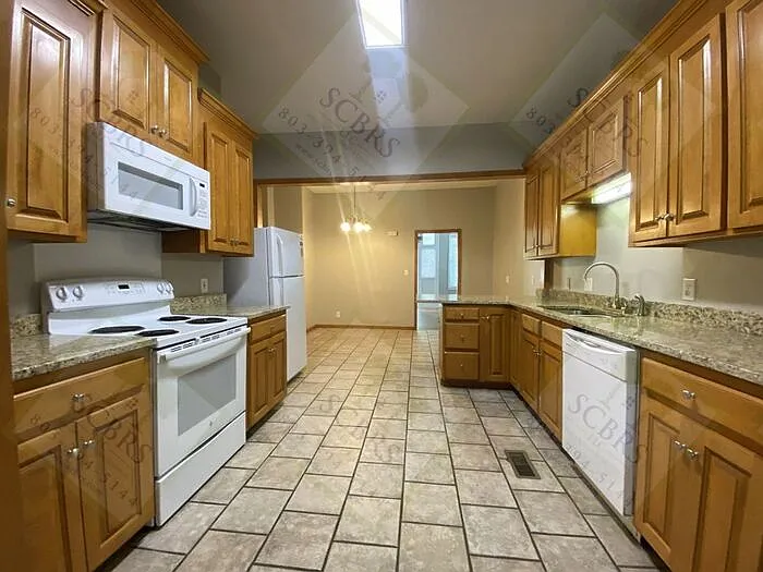 6 bed, 3.0 bath, 1538 sqft, $6,350 — Photo 3