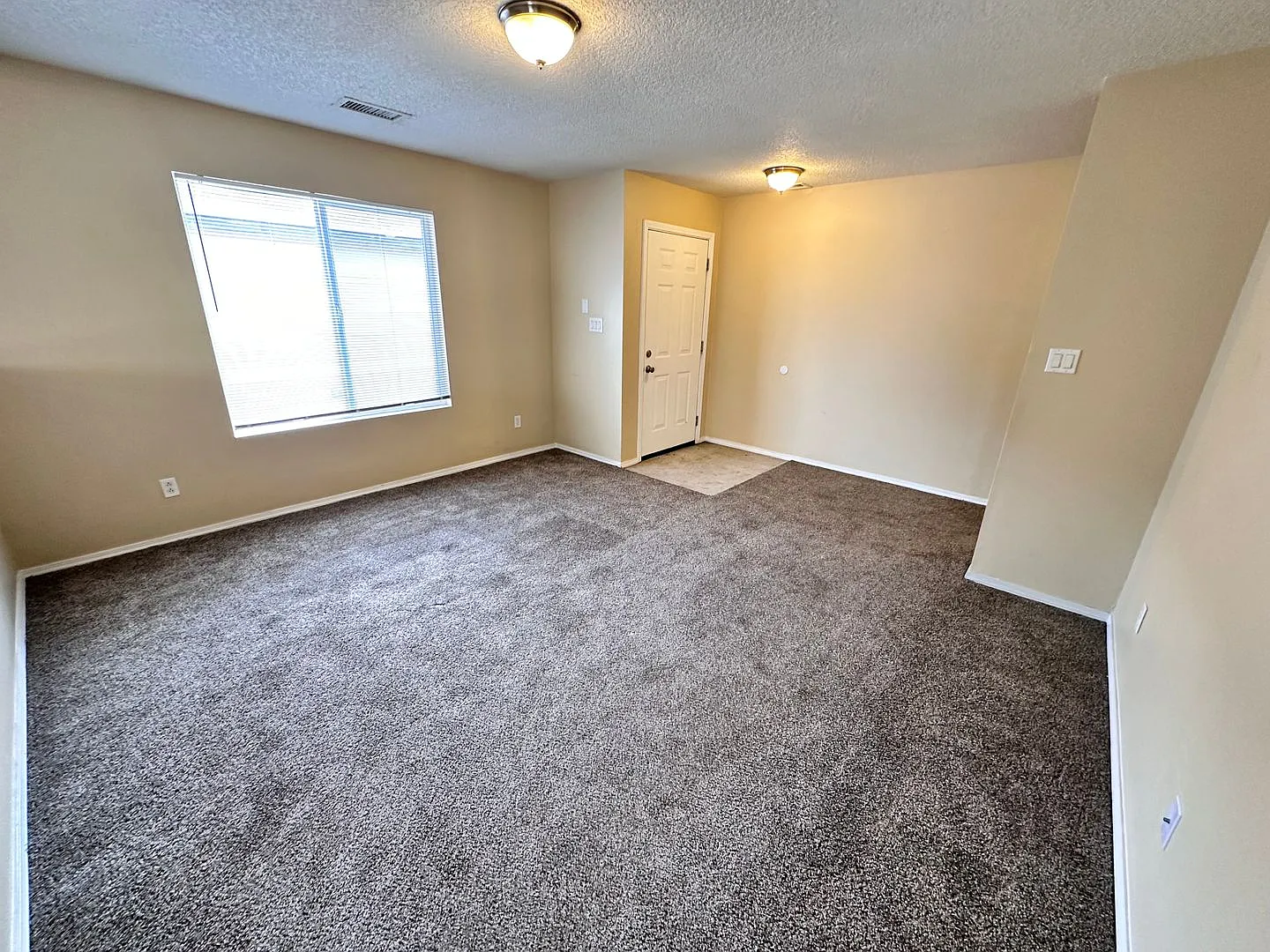 3 Bedroom 2 Bathroom with 2 Car Garage — Photo 2