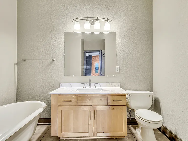 232 N Broadway #10 — Photo 6