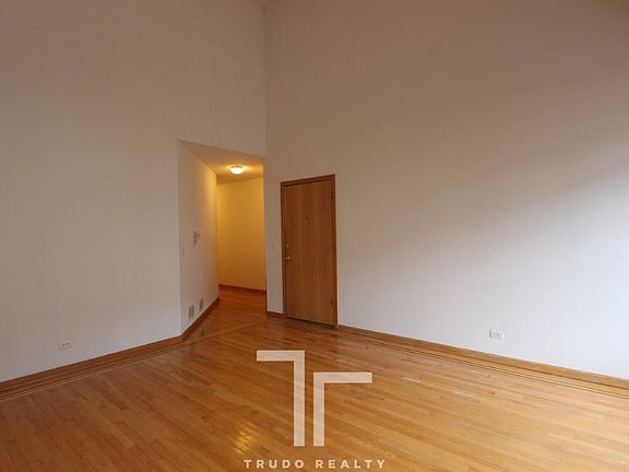 4th image of 1940 W Diversey Pkwy #3_W