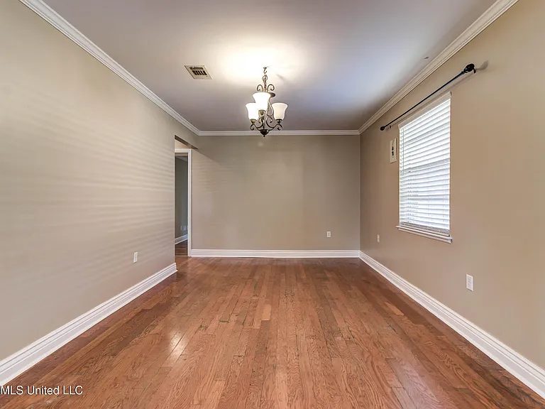 2323 Middlecoff Dr — Photo 8