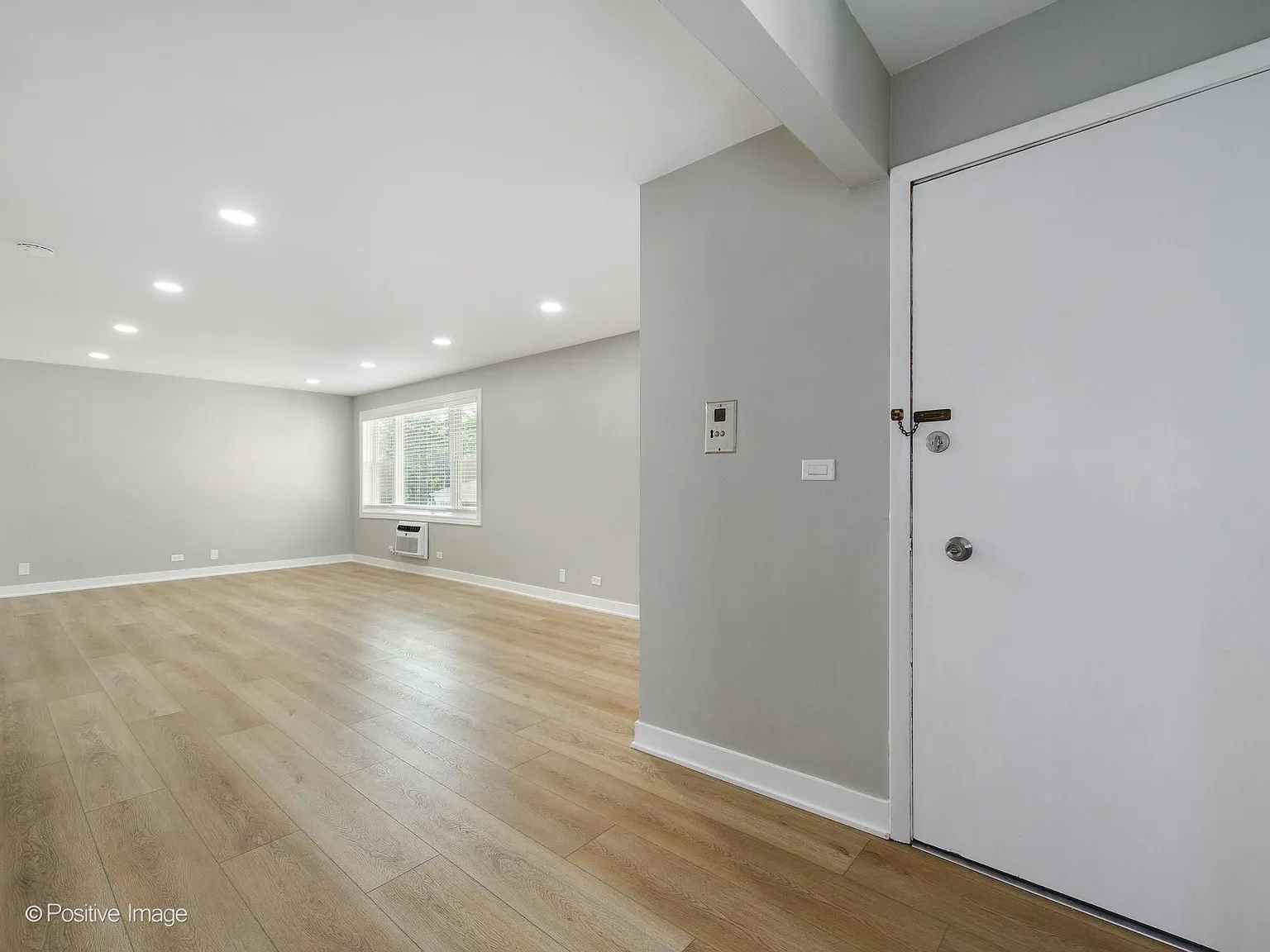 2 bed, 1000 sqft, $2,300 — Photo 2