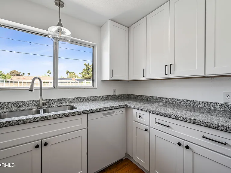 530 E Fairmont Dr — Photo 10