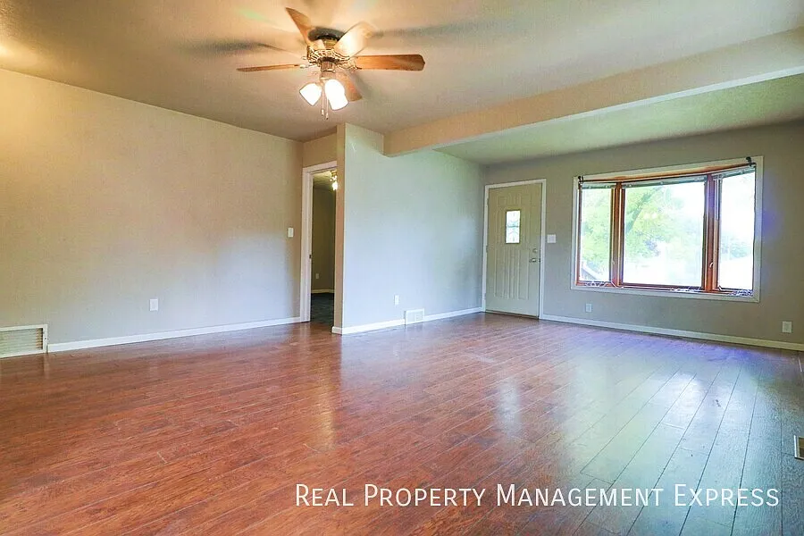3 Bed Home w/ Large Garage — Photo 4