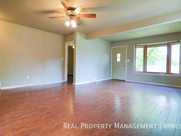 2905 E 19th St — Photo 4