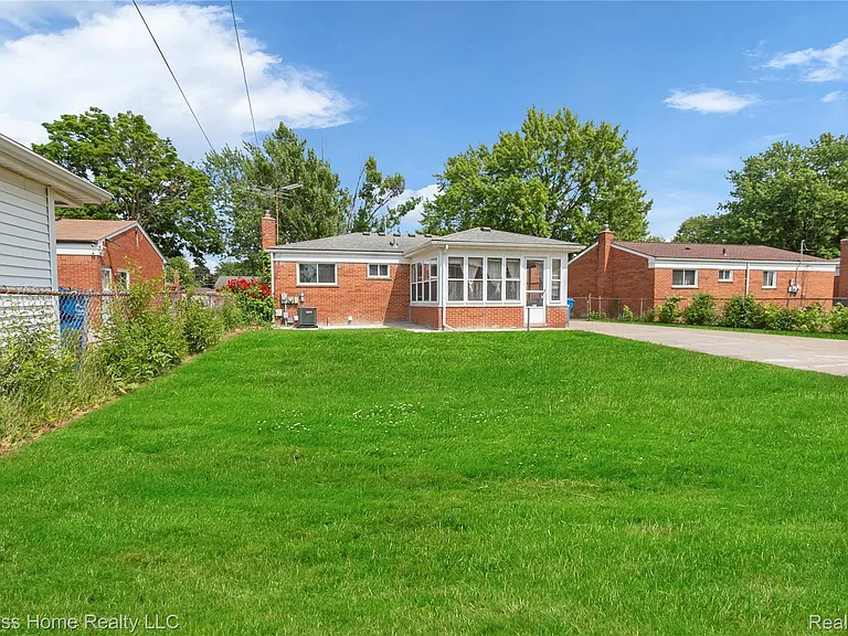 25217 Roan Ave — Photo 4