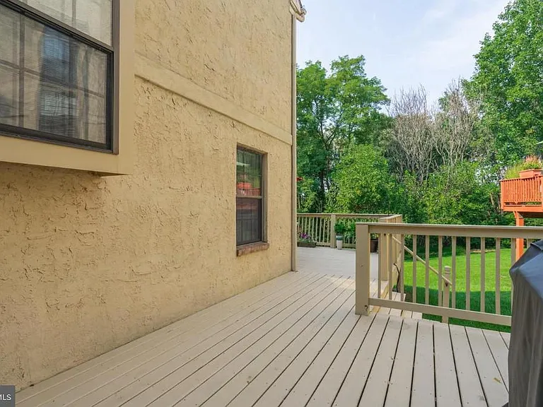 2074 Yorktown S — Photo 46