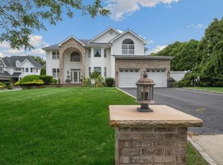 19 Poplar Ln, Commack, NY 11725