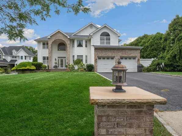 19 Poplar Lane, Commack, NY 11725