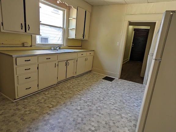 5th image of 903 E Walnut St APT A