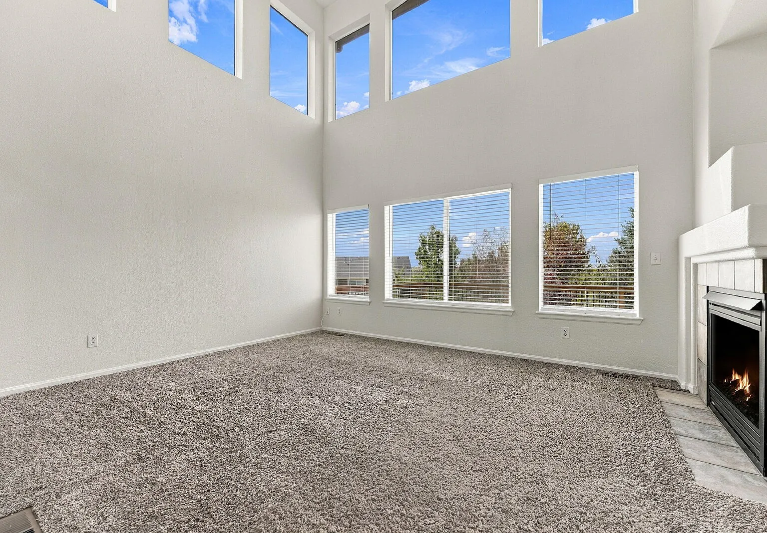 3 bed, 3.0 bath, 2668 sqft, $3,346 — Photo 3