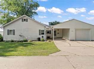 214 W Monroe St, Winthrop, IA 50682