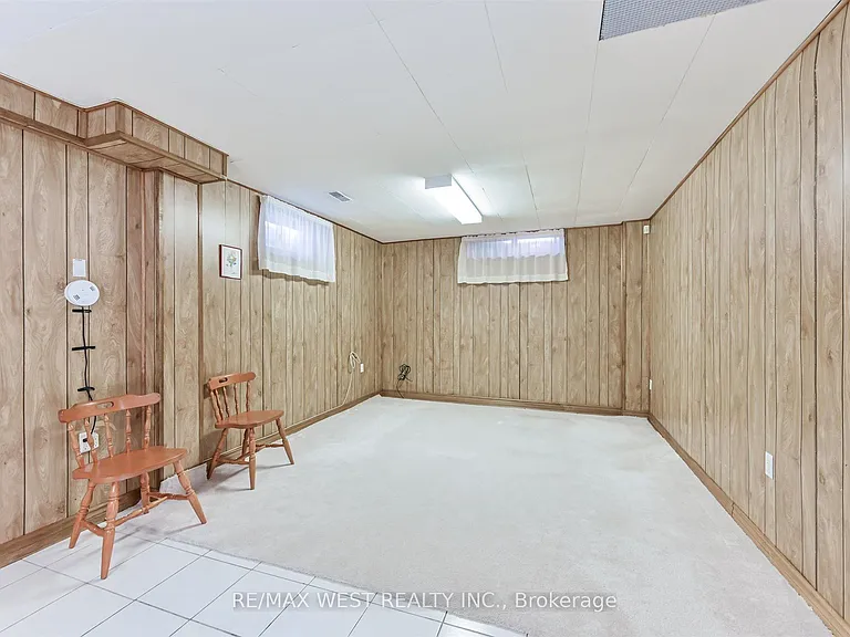 139 Carmen Cres — Photo 20