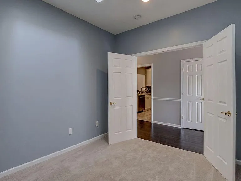1113 Greensview Cir — Photo 9