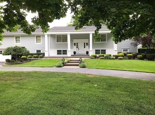 8 Donovan Dr, Cold Spring Harbor, NY 11724