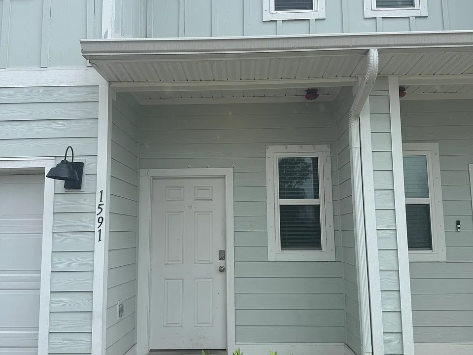 1591 Iroquois Ct