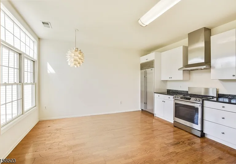 210 Edmonton Ct — Photo 8