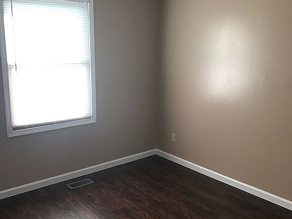 3rd image of 332 W Custer Sq