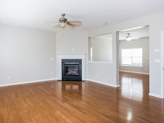 4th image of 137 Silverspring Pl
