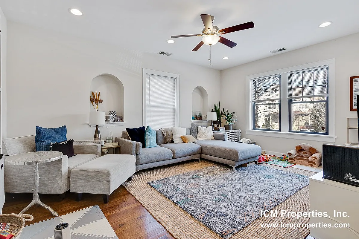 Building Photo - 4633 N Wolcott Ave #1